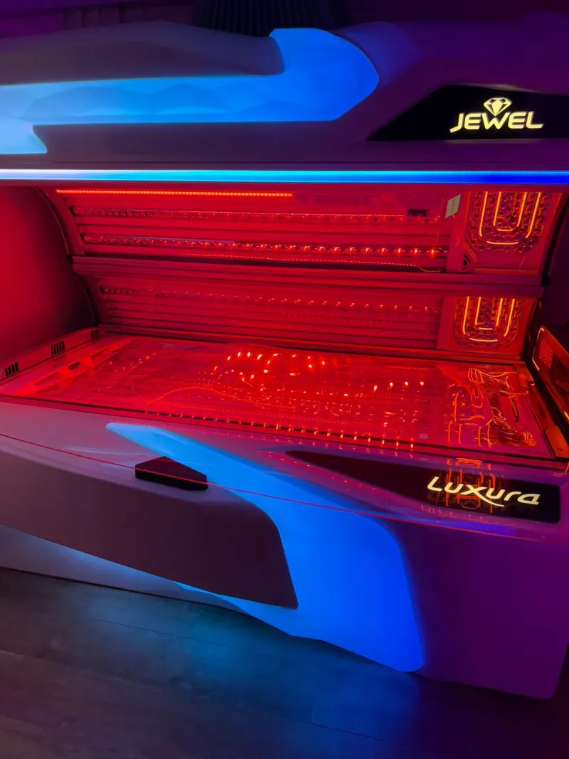 Hybrid laydown sunbed with red collagen lights
